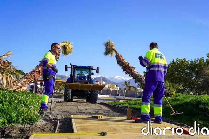 Motril (Granada) refuerza el personal de limpieza y la puesta a punto de sus playas de cara a Semana Santa