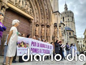 Mujeres cristianas reclaman "una Iglesia de iguales" con una concentración y una performance en València