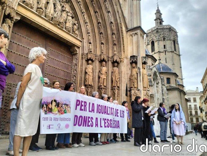 Mujeres cristianas reclaman "una Iglesia de iguales" con una concentración y una performance en València