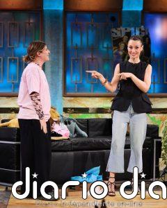 Natalia Verbeke tiene el top más versátil de la temporada: un básico adaptable de corte peplum