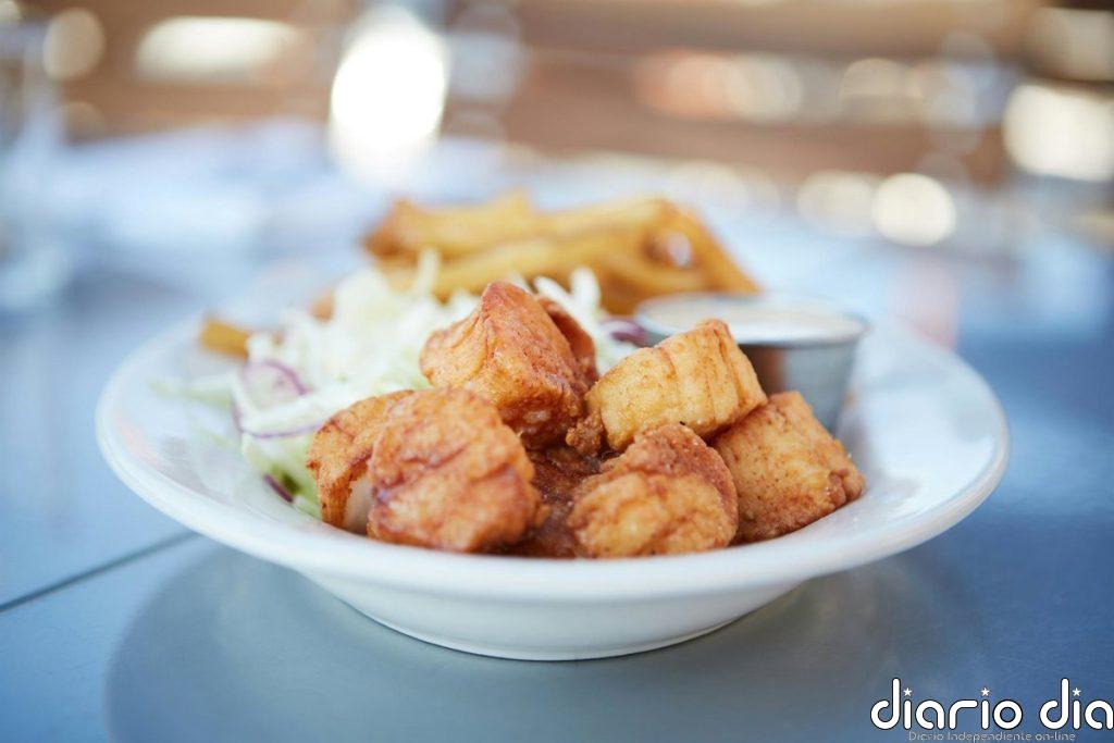 Ni harina de trigo ni huevo: el secreto de la cocina andaluza para que el bacalao frito quede crujiente y ligero