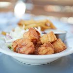 Ni harina de trigo ni huevo: el secreto de la cocina andaluza para que el bacalao frito quede crujiente y ligero