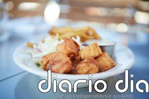 Ni harina de trigo ni huevo: el secreto de la cocina andaluza para que el bacalao frito quede crujiente y ligero