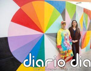 Okuda llena de color el colegio infantil de Petxina con un mural solidario junto a Casa Caridad