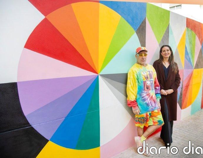 Okuda llena de color el colegio infantil de Petxina con un mural solidario junto a Casa Caridad