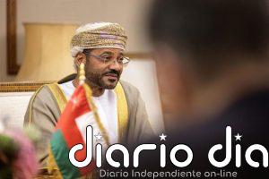 Omán asegura que "trabaja intensamente" para lograr un acuerdo que garantice la reapertura del estrecho de Ormuz