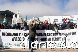 Opas piden a industrias prolongar 15 días el periodo de negociación, recoger la leche y retroactividad del precio final