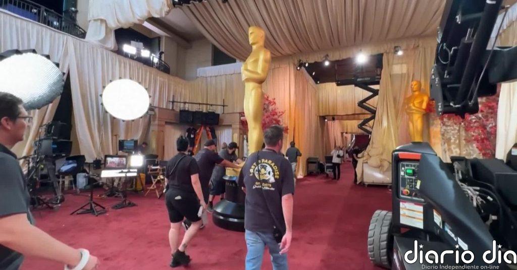 Oscars gigantes custodian la alfombra roja para la 98.ª edición de los premios más famosos del cine