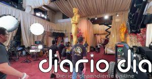 Oscars gigantes custodian la alfombra roja para la 98.ª edición de los premios más famosos del cine