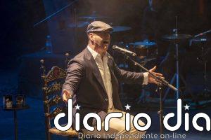 Paco Candela intercala baladas y sevillanas en una actuación en Almería con motivo de su gira '30'