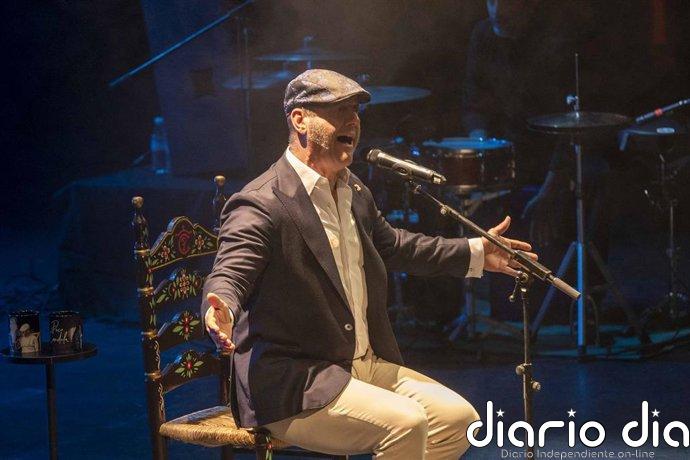 Paco Candela intercala baladas y sevillanas en una actuación en Almería con motivo de su gira '30'