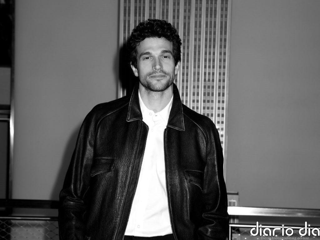 Paul Anthony Kelly le debe su fama a John F. Kennedy, pero no su estilo