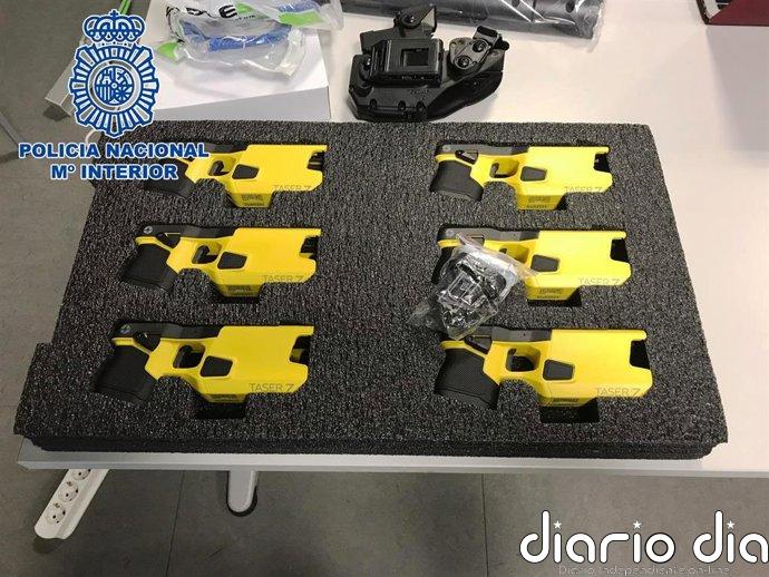 Policías defienden el "estricto" control de la táser tras la polémica por la muerte de un hombre en Málaga