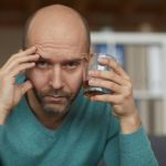 Por qué algunas personas priorizan el alcohol incluso frente a la familia, según la ciencia