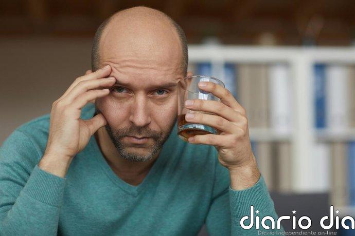 Por qué algunas personas priorizan el alcohol incluso frente a la familia, según la ciencia