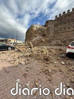 PP de Escalona califica de "milagro" que no haya habido daños personales en el derrumbe de la torres y reclama acciones Cascotes del castillo de Escalona tras el derrumbe de la torre.