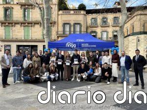 Prohens visita la carpa de Nuevas Generaciones en el Born por el Día de Baleares