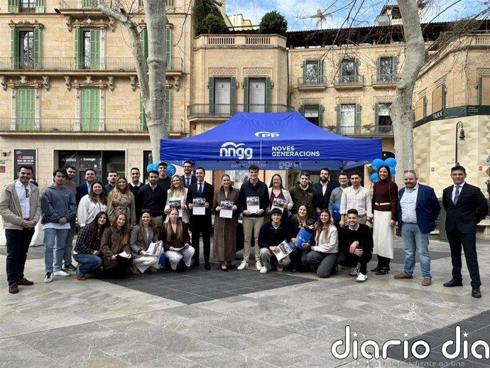 Prohens visita la carpa de Nuevas Generaciones en el Born por el Día de Baleares