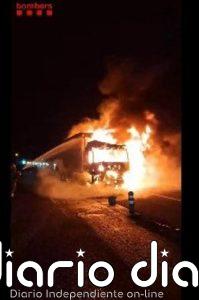 Reabre de madrugada la AP-7 en el Vendrell (Tarragona) tras el corte por el incendio de un camión