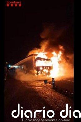 Reabre de madrugada la AP-7 en el Vendrell (Tarragona) tras el corte por el incendio de un camión