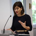 Rego alerta del "agotamiento" de las madres y exige prestación universal por crianza y permisos retribuidos