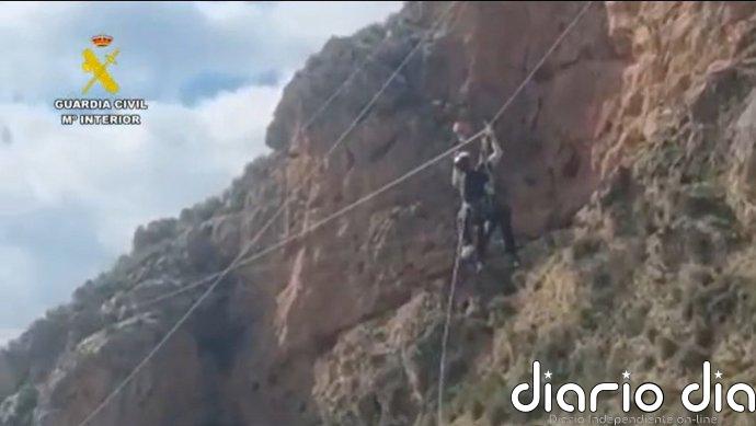 Rescatada una mujer tras quedar atrapada en mitad de una tirolina de la Vía Ferrata de Güéjar Sierra (Granada)