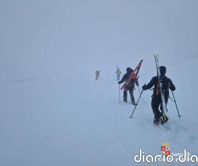 Rescatados tres esquiadores atrapados en una travesía en Gredos entre vestica y niebla