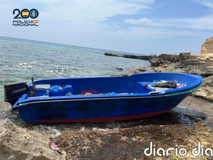 Rescatan a 32 personas en una patera al sur de Cabrera