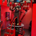 Robots con IA, simuladores e innovaciones en dispositivos con pantalla: así son las curiosidades que deja MWC 2026