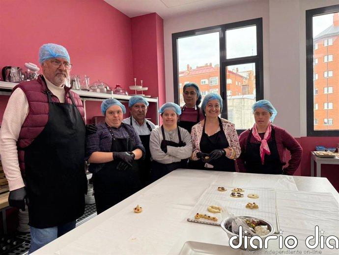 'Romper el molde', el taller de galletas que simboliza la participación de personas con Síndrome de Down en la sociedad