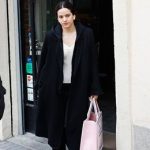 Rosalía disfruta de Madrid junto a su amiga Loli Bahía tras cancelar su último concierto en Milán por problemas de salud