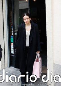 Rosalía disfruta de Madrid junto a su amiga Loli Bahía tras cancelar su último concierto en Milán por problemas de salud