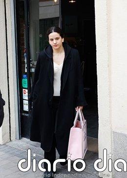 Rosalía disfruta de Madrid junto a su amiga Loli Bahía tras cancelar su último concierto en Milán por problemas de salud