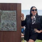 Rossy de Palma ya tiene su monolito en el Paseo Antonio Banderas de Málaga: "Me siento boquerona"