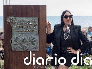 Rossy de Palma ya tiene su monolito en el Paseo Antonio Banderas de Málaga: "Me siento boquerona"