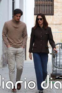Sofía Palazuelo y Fernando Fitz-James se relajan por las calles de Sevilla tras el homenaje a la Duquesa de Alba