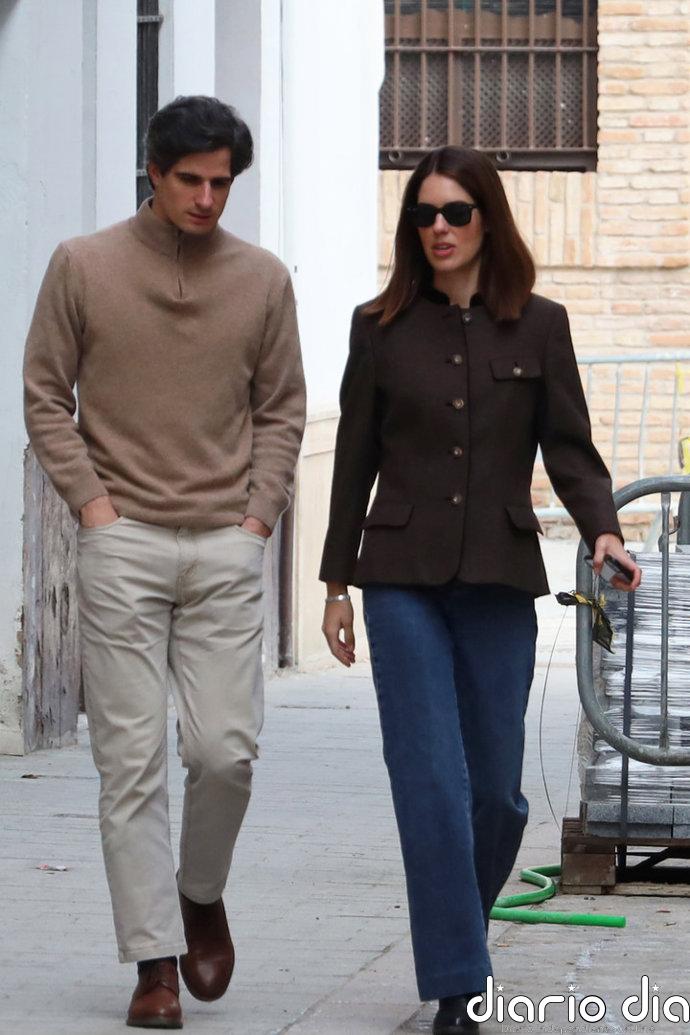 Sofía Palazuelo y Fernando Fitz-James se relajan por las calles de Sevilla tras el homenaje a la Duquesa de Alba