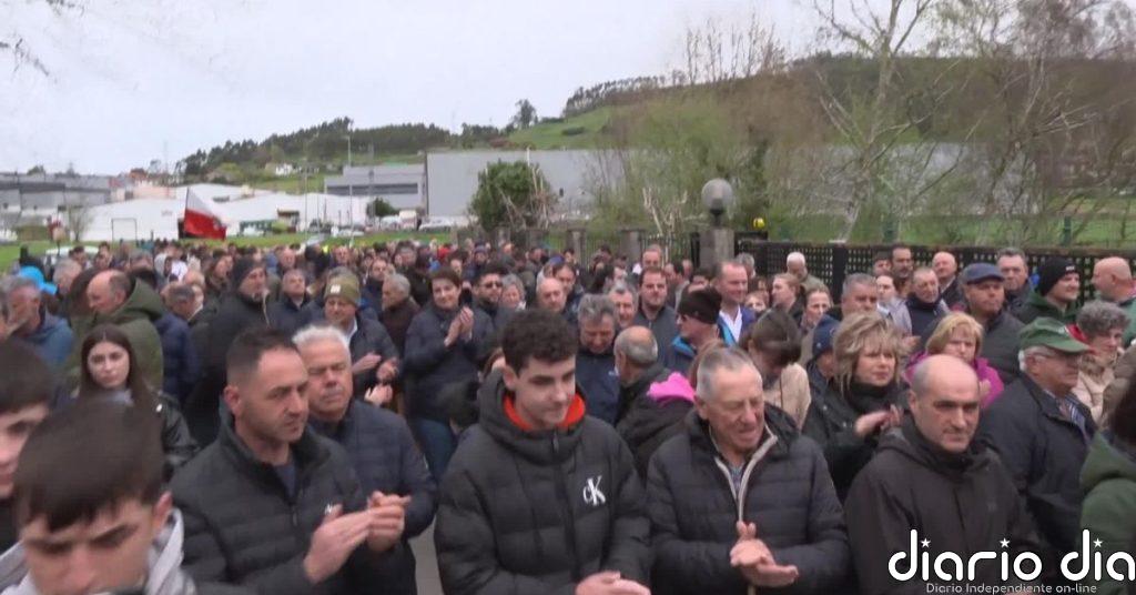 Trabajadores del sector lácteo arroja leche para protestar contra los recortes en el precio de origen