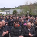 Trabajadores del sector lácteo arroja leche para protestar contra los recortes en el precio de origen