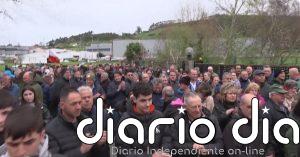 Trabajadores del sector lácteo arroja leche para protestar contra los recortes en el precio de origen