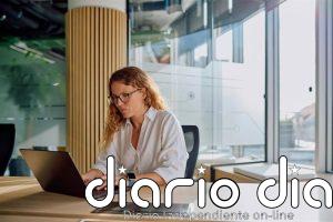 Trabajar junto a una ventana y recibir luz natural: el sencillo gesto que mejora tu sueño y productividad