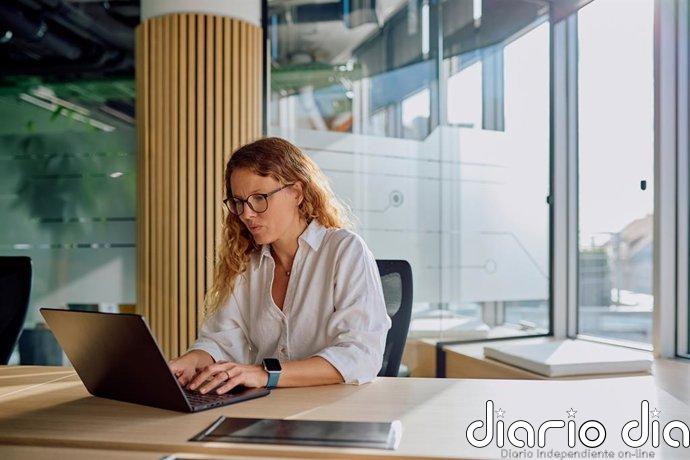 Trabajar junto a una ventana y recibir luz natural: el sencillo gesto que mejora tu sueño y productividad