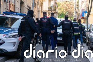 Tres detenidos en el operativo policial contra armas y drogas en un domicilio en Barcelona