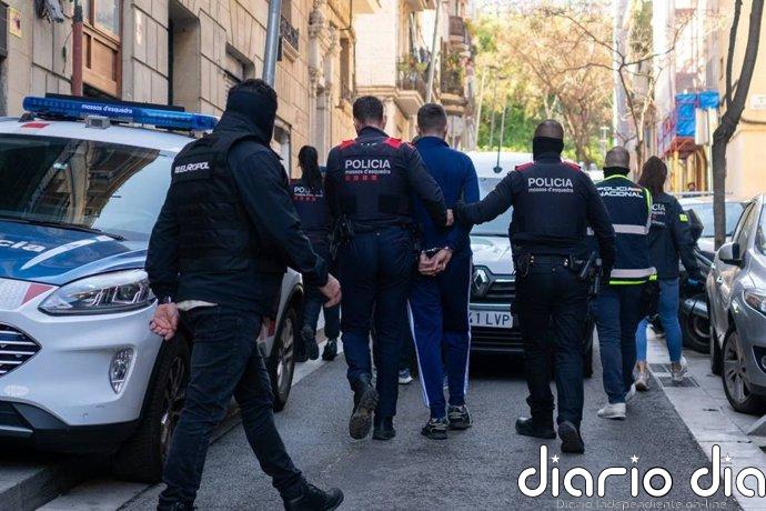 Tres detenidos en el operativo policial contra armas y drogas en un domicilio en Barcelona