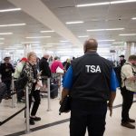 Trump amenaza con desplegar agentes del ICE en los aeropuertos de EEUU