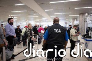 Trump amenaza con desplegar agentes del ICE en los aeropuertos de EEUU