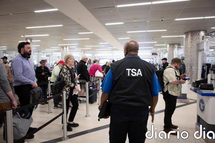 Trump amenaza con desplegar agentes del ICE en los aeropuertos de EEUU