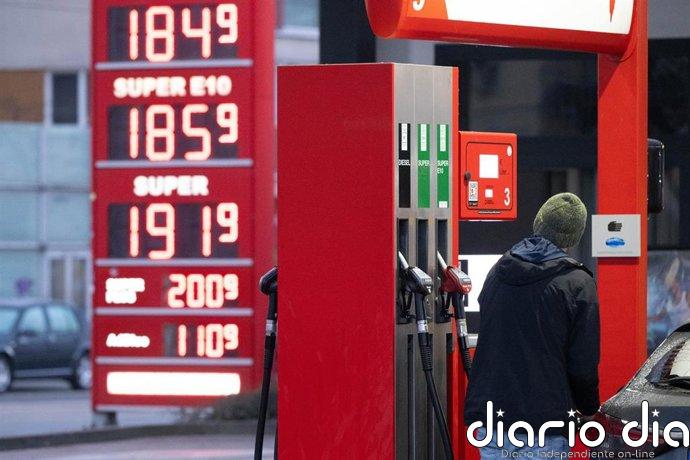 Trump estudia "opciones adicionales" para contener la escalada en el precio de los combustibles por Irán