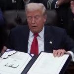 Trump hará lo que jamás hizo un presidente en ejercicio: firmar billetes de dólar