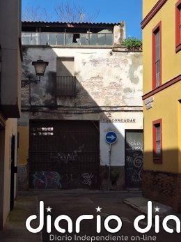 UGT señala la presencia de amianto en las parcelas de Vascongadas en Sevilla y el Ayuntamiento asegura que será retirado Edificio en la calle Vascongadas de Sevilla.